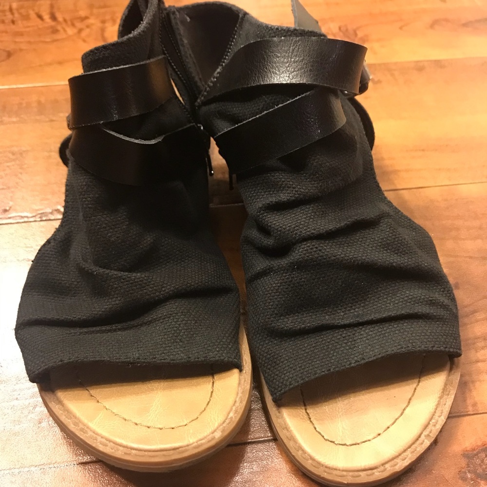 Blowfish sandal